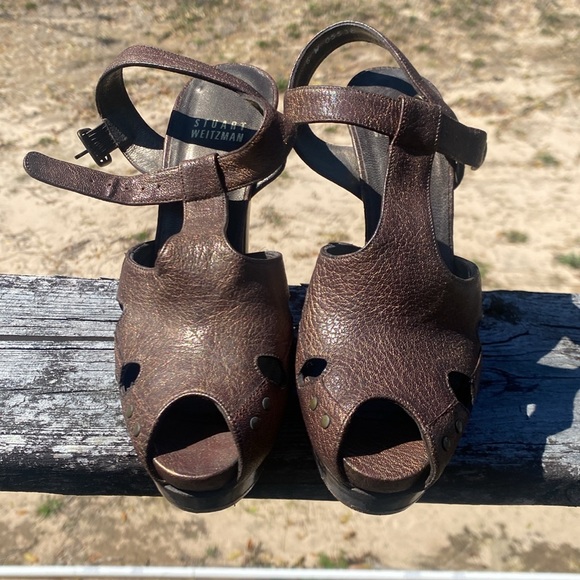 Stuart Weitzman Size 5 Brown/Gold T Strap Sandals - Picture 4 of 5